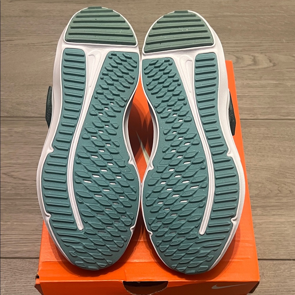 Little Girl’s Nike Cosmic Runner Athletic Shoes - Picture 5 of 6